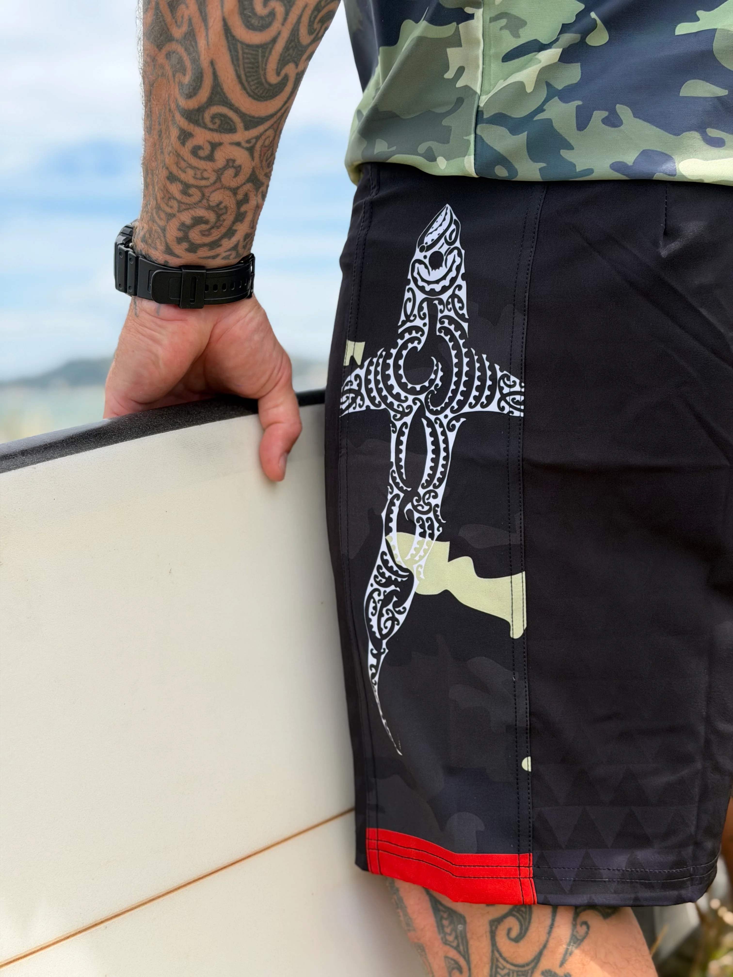 Wai-Tai Aotearoa Kaitiaki Black Camo 19" Tech Boardshorts - Image 4